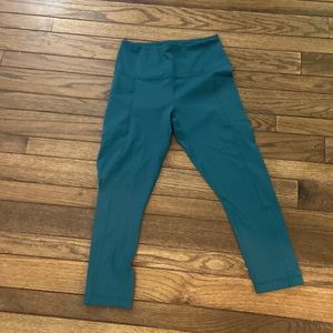 90 degree crops new w/o tags. Med